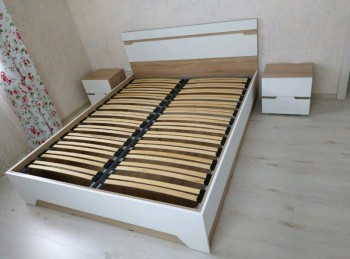 Спальня Анталия (кровать без ортопед-основания, тумбы, Дуб сонома, Белый Софт, горизонт) в Чулыме - chulym.mebel54.com | фото